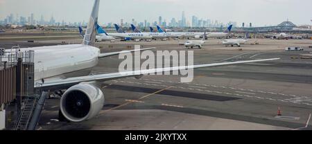 Skyline di Manhattan visto dall'Aeroporto di Newark, New Jersey. STATI UNITI Foto Stock