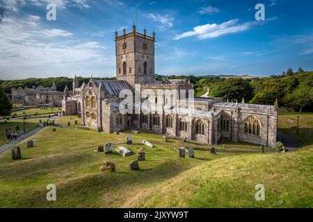 Editoriale St Davids, Regno Unito - 29 agosto 2022: Cattedrale di St Davids a St Davids, Galles occidentale, la più piccola città del Regno Unito Foto Stock