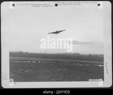 Un Boeing B-17 'Flying Fortress' (A/C No. 909) è sileted contro un cielo serale come viene in per Un atterraggio alla base del gruppo di bomba 91st a Bassingbourne, Inghilterra. Foto Stock