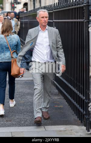 Nigel Evans MP in arrivo per i lavori della giornata presso le Camere del Parlamento, Westminster, Londra, Regno Unito. Camminando dentro al lavoro Foto Stock