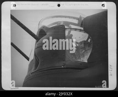 S/Sgt. Billie McClennen mostrato mannaio torretta del Consolidated B-24 Liberator. Foto Stock