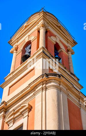 Vecchia chiesa coloniale cattolica di San Sebastian y San Miguel. Vista dal basso angolo del campanile Foto Stock