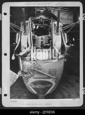 Consolidato B-24 Liberator 'Strictly Instrumental' tornato da un attacco con naso gravemente danneggiato, ma miracolosamente nessun membro dell'equipaggio ucciso o ferito. Foto Stock