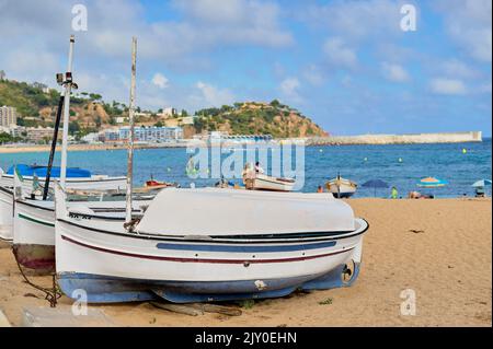 Vista della spiaggia di Blanes con le barche in primo piano sulla Costa Brava, Catalogna, Spagna. Foto Stock