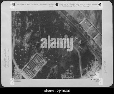 Questo è ciò che le installazioni in una fabbrica di aerei Enemy assomigliavano dopo che i liberatori B-24 consolidati dell'AAF del 15th decisero di Bomb IT. La fabbrica di aerei Budapest-Duna, Ungheria, presenta questa desolata immagine di distruzione presa Pochi giorni dopo T Foto Stock