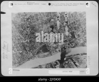 Un pasticcio di bombe scende verso le raffinerie Shell Koolaz e Fanto Oil, vicino a Budapest. Queste raffinerie Vital sono state completamente neutralizzate dall'aeronautica militare 15th in Un attacco feroce il 14th giugno 1944. Foto Stock