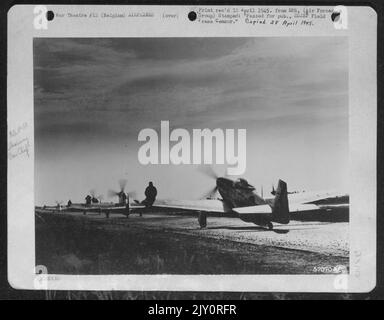 North American P-51 Mustang Crew Chiefs Riding the Wings per guidare i piloti mentre si Taxi fuori per un decollo di prima mattina al Ninth Air Force Field in Belgio. Foto Stock