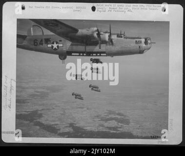 Il 2 aprile 1945, un Bomber liberatore consolidato B-24 del 15th AF rilascia le bombe sui cantieri ferroviari di Krems, 35 miglia a nord-ovest di Vienna, Austria. Secondo Reconnaissance Photos, il liberatore attacca questi cantieri ferroviari, portando forniture in T Foto Stock