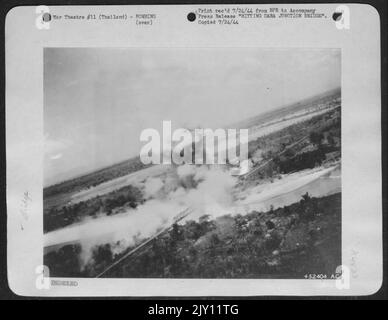 Il ponte strategico Dar Junction nella Thailandia del Nord è visto proprio come è stato blastato da bombe provenienti dal Nord America B-25 Mitchells of Major. Gen. Claire L. Chennault's US Army 14th Air Force. Foto Stock