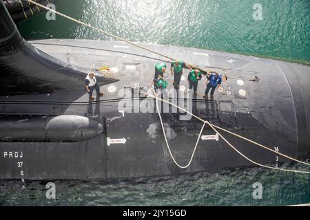 220825-N-NX690-0001 APRA HARBOR, Guam (25 agosto 2022) -- il sottomarino ad attacco rapido di classe Seawolf USS Seawolf (SSN 21) naviga verso Apra Harbor, base navale Guam, 25 agosto. Seawolf è un sottomarino nucleare ad attacco rapido ed è la nave guida della sua classe. (STATI UNITI Foto Navy di Mass Communication Specialist 2nd Classe Joshua M. Tolbert) Foto Stock