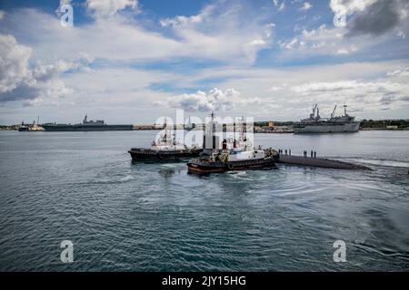 220825-N-NX690-0001 APRA HARBOR, Guam (25 agosto 2022) -- il sottomarino ad attacco rapido di classe Seawolf USS Seawolf (SSN 21) naviga verso Apra Harbor, base navale Guam, 25 agosto. Seawolf è un sottomarino nucleare ad attacco rapido ed è la nave guida della sua classe. (STATI UNITI Foto Navy di Mass Communication Specialist 2nd Classe Joshua M. Tolbert) Foto Stock