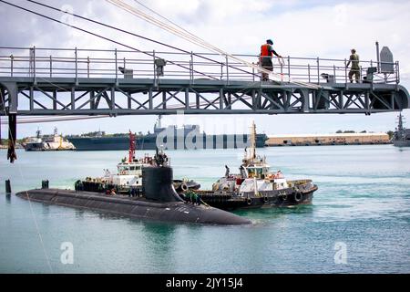 PORTO DI APRA, Guam (25 agosto 2022) -- il sottomarino ad attacco rapido di classe Seawolf USS Seawolf (SSN 21) naviga nel porto di Apra, base navale di Guam, 25 agosto. Seawolf è un sottomarino nucleare ad attacco rapido ed è la nave guida della sua classe. (STATI UNITI Foto Navy di Seaman Darek Leary, specialista della comunicazione di massa) Foto Stock