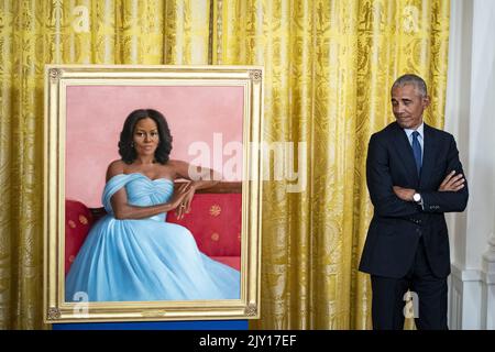 Washington, Stati Uniti. 07th Set, 2022. L'ex presidente Barack Obama si trova accanto al ritratto ufficiale della Casa Bianca per l'ex First Lady Michelle Obama durante una cerimonia a Washington, DC mercoledì 7 settembre 2022. I ritratti di Barack Obama e Michelle Obama, acquisiti e commissionati dalla White House Historical Association, sono stati dipinti rispettivamente da Robert McCurdy e Sharon sprung. Foto di al Drago/UPI Credit: UPI/Alamy Live News Foto Stock