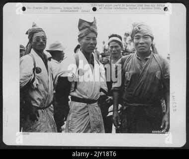 Primo piano dei Boatmen di Okinawa - questa immagine mostra il costume nativo indossato dai Boatmen che partecipano annualmente alla corsa sul Mare della Cina orientale in onore di un re antico che non era abbastanza saggio come la sua figlia più giovane. I due a sinistra, Mem Foto Stock