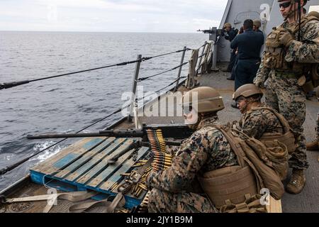 U.S. Marines con Battalion Landing Team 2/5, 31st Marine Expeditionary Unit, e marinai assegnati alla USS New Orleans (LPD 18) sparano mitragliatrici calibro M2 .50 durante una difesa della task force anfibio fuoco vivo a bordo LPD 18 nel Mare del Giappone, 2 settembre 2022. Gli scenari del GAFI concentrano le forze della Marina e del corpo marino sulla difesa della navigazione ARG e le esercitazioni hanno consentito al team ARG-MEU di migliorare la propria competenza nell'integrazione degli incendi. Il MEU 31st opera a bordo delle navi del Gruppo Amphibious Ready di Tripoli nell'area di attività flotta 7th per migliorare l'interoperabilità con alleati e partner Foto Stock