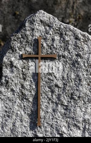 Croix sur une pierre tombale en forme de montagne. Cimetière de Passy. Alta Savoia. Auvergne-Rhône-Alpi. Francia. Foto Stock