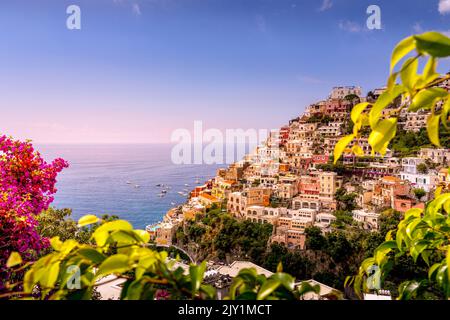 Positano, Italia - 17 luglio 2021: Veduta del paese di Positano lungo la Costiera Amalfitana in Italia Foto Stock