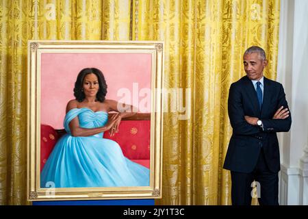 Washington, DC, Stati Uniti. 7th Set, 2022. L'ex presidente degli Stati Uniti Barack Obama si trova accanto al ritratto ufficiale della Casa Bianca per la prima signora Michelle Obama durante una cerimonia a Washington, DC, Stati Uniti, mercoledì 7 settembre, 2022. I ritratti di Barack Obama e Michelle Obama, acquisiti e commissionati dalla White House Historical Association, sono stati dipinti rispettivamente da Robert McCurdy e Sharon sprung. Credito: Al Drago/Pool tramite CNP/dpa/Alamy Live News Foto Stock