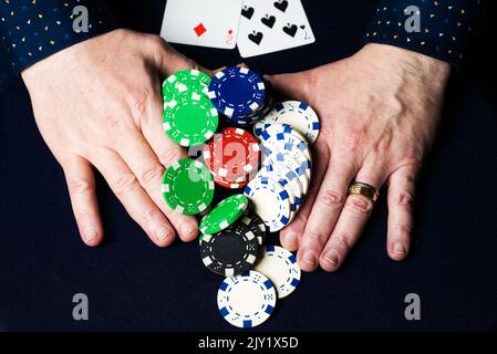 L'uomo che scommette tutte le sue fiches in Texas Hold'em mentre tiene la mano peggiore possibile. Sta bluffando Foto Stock