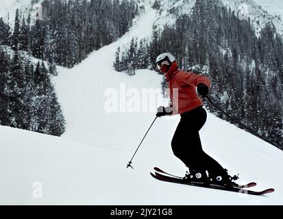 Una foto d'epoca di un uomo che scia in inverno Foto Stock