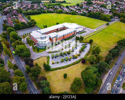 Vista aerea su un edificio della scuola superiore a Leeds. Lawnswood School è una scuola secondaria. Foto Stock