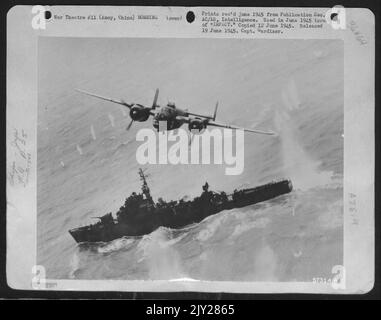 Il B-25 nordamericano del gruppo degli Apaches dell'aria, il relativo muso di Savage che blula con guerra-vernice, fa una delle corse di bomba di apertura sulla scortata del Destroyer giapponese ('Frigate') vicino Amoy, Cina il 6 aprile 1945. 345th Gruppo bomba. Foto Stock