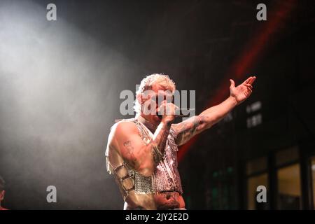 Pescara, Italia. 07th Set, 2022. Achille Lauro suona sul palco a Piazza salotto a Pescara durante l'orchestra elettrica di Achille Lauro Superstar, cantante italiana Concerto di Musica a Pescara, 07 2022 settembre Credit: Independent Photo Agency/Alamy Live News Foto Stock