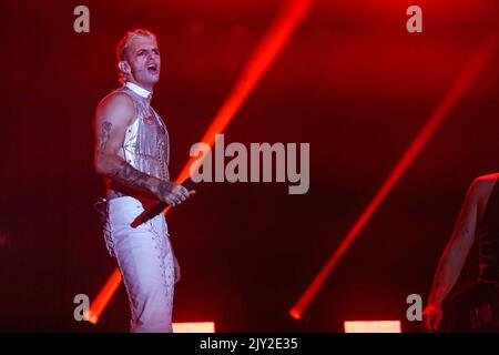 Pescara, Italia. 07th Set, 2022. Achille Lauro suona sul palco a Piazza salotto a Pescara durante l'orchestra elettrica di Achille Lauro Superstar, cantante italiana Concerto di Musica a Pescara, 07 2022 settembre Credit: Independent Photo Agency/Alamy Live News Foto Stock