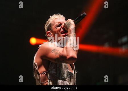 Pescara, Italia. 07th Set, 2022. Achille Lauro suona sul palco a Piazza salotto a Pescara durante l'orchestra elettrica di Achille Lauro Superstar, cantante italiana Concerto di Musica a Pescara, 07 2022 settembre Credit: Independent Photo Agency/Alamy Live News Foto Stock