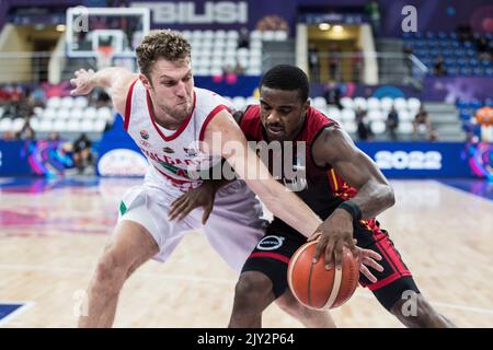 Retin Obasohan del Belgio, Aleksandar Vezenkov della Bulgaria nella foto durante una partita di basket tra la Bulgaria e i Lions belgi, mercoledì 07 settembre 2022, a Tbilisi, Georgia, partita 5/5 nel gruppo A del torneo EuroBasket 2022. Il Campionato europeo di pallacanestro si svolge dal 1 settembre al 18 settembre. FOTO DI BELGA NIKOLA KRSTIC Foto Stock