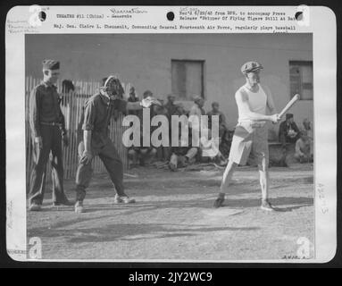Il generale Claire L. Chennault, comandante del generale quattordicesimo Air Force, gioca regolarmente baseball con gli airmen americani con sede in Cina. Può durare nove innings veloci, troppo alla sorpresa dei corrispondenti di giornale e dei suoi avversari. Foto Stock
