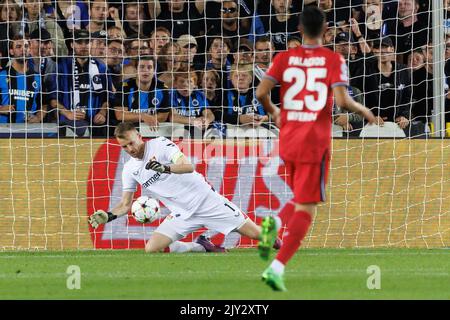 Brugge, Belgio. 07th Set, 2022. Lukas Hradecky, portiere di Leverkusen, ha mostrato in azione durante una partita di calcio tra il Belgian Club Brugge KV e il tedesco Bayer 04 Leverkusen, mercoledì 07 settembre 2022 a Brugge, il giorno di apertura della fase di gruppo del torneo UEFA Champions League. BELGA PHOTO KURT DESPLENTER Credit: Belga News Agency/Alamy Live News Foto Stock