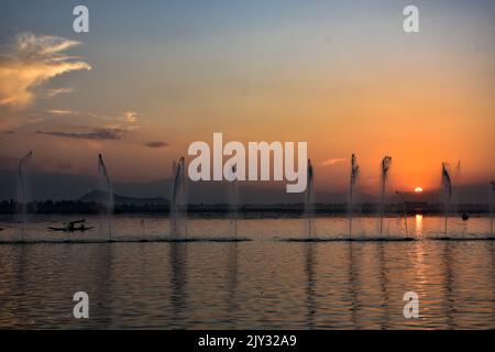 Srinagar, India. 07th Set, 2022. Un uomo rema la sua barca lungo il famoso lago dal durante il tramonto a Srinagar. (Foto di Saqib Majeed/SOPA Images/Sipa USA) Credit: Sipa USA/Alamy Live News Foto Stock