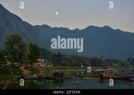 Srinagar, India. 07th Set, 2022. I barcaioli costeggiano le loro barche lungo il lago dal durante il tramonto a Srinagar. (Foto di Saqib Majeed/SOPA Images/Sipa USA) Credit: Sipa USA/Alamy Live News Foto Stock