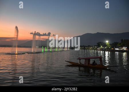 Srinagar, India. 07th Set, 2022. Un barcaiolo ha visto i turisti che fermano lungo il lago dal durante il tramonto a Srinagar. (Foto di Saqib Majeed/SOPA Images/Sipa USA) Credit: Sipa USA/Alamy Live News Foto Stock