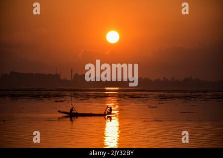 Srinagar, India. 07th Set, 2022. I barcaioli costeggiano la loro barca lungo il lago dal durante il tramonto a Srinagar. (Foto di Saqib Majeed/SOPA Images/Sipa USA) Credit: Sipa USA/Alamy Live News Foto Stock