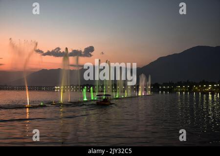 Srinagar, India. 07th Set, 2022. Un uomo rema il suo motoscafo vicino alle fontane durante il crepuscolo a Srinagar. (Foto di Saqib Majeed/SOPA Images/Sipa USA) Credit: Sipa USA/Alamy Live News Foto Stock