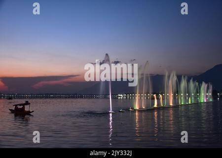 Srinagar, India. 07th Set, 2022. Un uomo rema la sua barca lungo il famoso lago dal durante il crepuscolo a Srinagar. (Foto di Saqib Majeed/SOPA Images/Sipa USA) Credit: Sipa USA/Alamy Live News Foto Stock