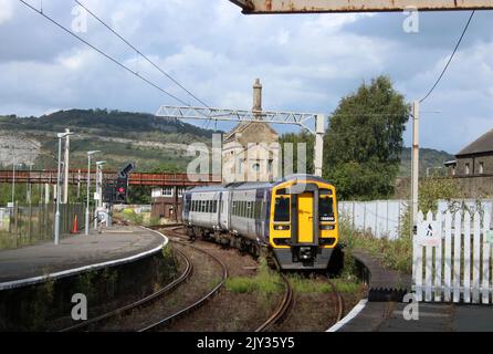 I treni del Nord esprimono il treno a più unità diesel sprinter che arriva alla stazione ferroviaria di Carnforth con un servizio passeggeri ordinario il 7th settembre 2022. Foto Stock