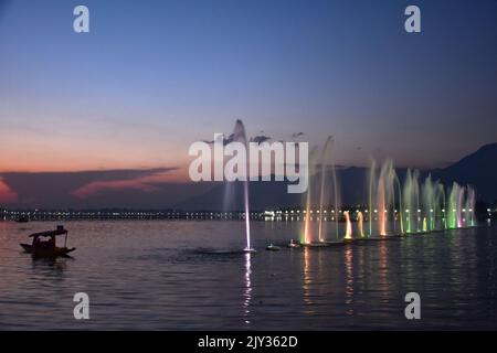 Srinagar, Kashmir. 7th Set, 2022. Un uomo rema la sua barca lungo il famoso lago dal durante il crepuscolo a Srinagar. (Credit Image: © Saqib Majeed/SOPA Images via ZUMA Press Wire) Credit: ZUMA Press, Inc./Alamy Live News Foto Stock