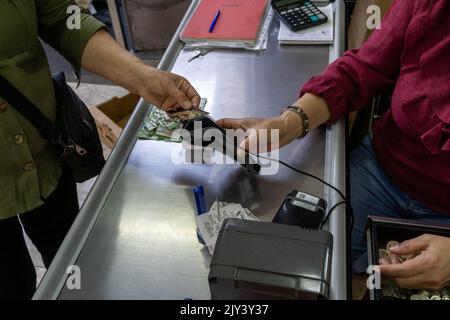 7 settembre 2022: Le persone che acquistano pollo fritto da un macellaio nel bazar di Uskudar, Istanbul, Turchia il 7 settembre 2022, dato che il prezzo è relativamente più basso, dato che l'economia turca sta vivendo la sua più grande crisi economica negli ultimi decenni in vista di una delle elezioni più dure al governo del presidente Recep Tayyip Erdogan. Il tasso ufficiale di inflazione della Turchia è rimasto praticamente invariato il 5 settembre; è un segno che una crisi di un anno, in cui i prezzi sono aumentati del 80 per cento, può finalmente cominciare ad attenuarsi. L'agenzia statale di statistiche (TUIK) ha riferito che l'inflazione dei prezzi al consumo è aumentata del 1,46 per cento su un mese Foto Stock