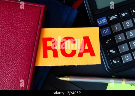 Acronimo di business RCA come Root cause Analysis scritto con gesso su etichette in legno mini lavagna. Foto Stock