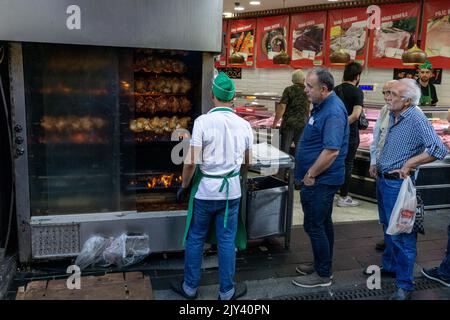 7 settembre 2022: Le persone che acquistano pollo fritto da un macellaio nel bazar di Uskudar, Istanbul, Turchia il 7 settembre 2022, dato che il prezzo è relativamente più basso, dato che l'economia turca sta vivendo la sua più grande crisi economica negli ultimi decenni in vista di una delle elezioni più dure al governo del presidente Recep Tayyip Erdogan. Il tasso ufficiale di inflazione della Turchia è rimasto praticamente invariato il 5 settembre; è un segno che una crisi di un anno, in cui i prezzi sono aumentati del 80 per cento, può finalmente cominciare ad attenuarsi. L'agenzia statale di statistiche (TUIK) ha riferito che l'inflazione dei prezzi al consumo è aumentata del 1,46 per cento su un mese Foto Stock