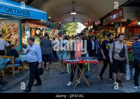 7 settembre 2022: Le persone che acquistano nel bazar di Uskudar, Istanbul, Turchia il 7 settembre 2022 sembrano essere meno frequenti rispetto agli anni precedenti, poiché l'economia turca sta attraversando la sua più grande crisi economica nei decenni precedenti a una delle elezioni più dure al governo del presidente Recep Tayyip Erdogan. Il tasso ufficiale di inflazione della Turchia è rimasto praticamente invariato il 5 settembre; è un segno che una crisi di un anno, in cui i prezzi sono aumentati del 80 per cento, può finalmente cominciare ad attenuarsi. L'agenzia statale di statistica (TUIK) ha riferito che l'inflazione dei prezzi al consumo è aumentata del 1,46 per cento su base mensile ed entro il 80 Foto Stock