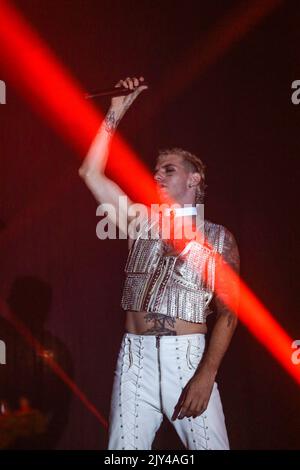 Pescara, Italia. 07th Set, 2022. Achille Lauro suona sul palco a Piazza salotto a Pescara durante l'orchestra elettrica di Achille Lauro Superstar, cantante italiana Concerto di Musica a Pescara, 07 2022 settembre Credit: Independent Photo Agency/Alamy Live News Foto Stock