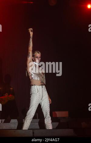 Pescara, Italia. 07th Set, 2022. Achille Lauro suona sul palco a Piazza salotto a Pescara durante l'orchestra elettrica di Achille Lauro Superstar, cantante italiana Concerto di Musica a Pescara, 07 2022 settembre Credit: Independent Photo Agency/Alamy Live News Foto Stock