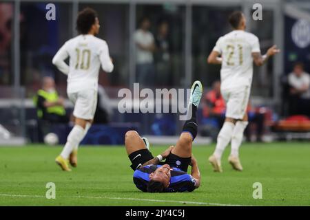 Milano, Italia. 07th Set, 2022. Lautaro Martinez del FC Internazionale infortunato durante la UEFA Champions League 2022/23 Group Stage - incontro di calcio del Gruppo C tra FC Internazionale e il FC Bayern Munchen allo Stadio Giuseppe Meazza di Milano il 07 settembre 2022 Credit: Live Media Publishing Group/Alamy Live News Foto Stock