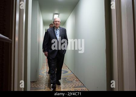 Washington, Stato di Vereinigte. 07th Set, 2022. Mitch McConnell (repubblicano del Kentucky), leader della minoranza del Senato degli Stati Uniti, si reca al pranzo politico del Senato Republicans, al Campidoglio degli Stati Uniti a Washington, DC, mercoledì 7 settembre 2022. Credit: Cliff Owen/CNP/dpa/Alamy Live News Foto Stock