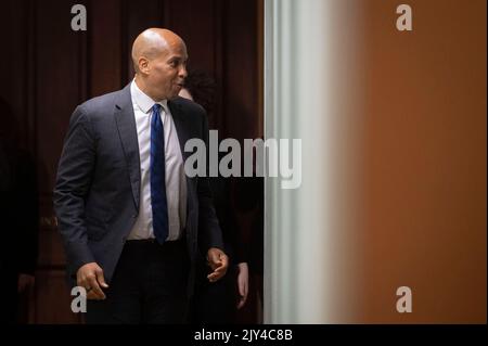 Washington, Stato di Vereinigte. 07th Set, 2022. Il senatore degli Stati Uniti Cory Booker (democratico del New Jersey) arriva al pranzo politico del Senato Democrats, al Campidoglio degli Stati Uniti a Washington, DC, mercoledì 7 settembre 2022. Credit: Cliff Owen/CNP/dpa/Alamy Live News Foto Stock