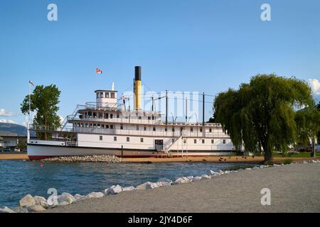 SS Sicamous Penticton BC Shoreline. La storica ruota poppiera SS Sicamous è in mostra sulla spiaggia del lago Okanagan, British Columbia. Foto Stock